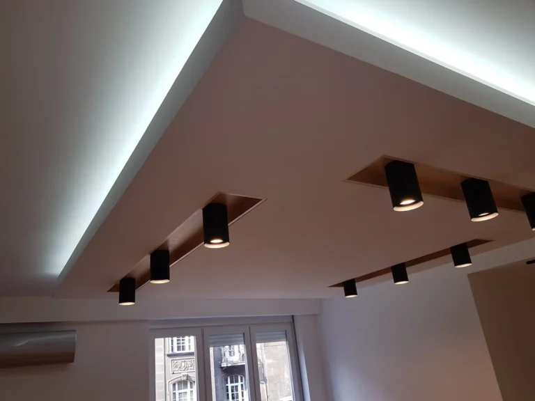 Kompletna adaptacija stana uz postavljanje parketa, nivelaciju podova i ažuriranje elektro instalacija.