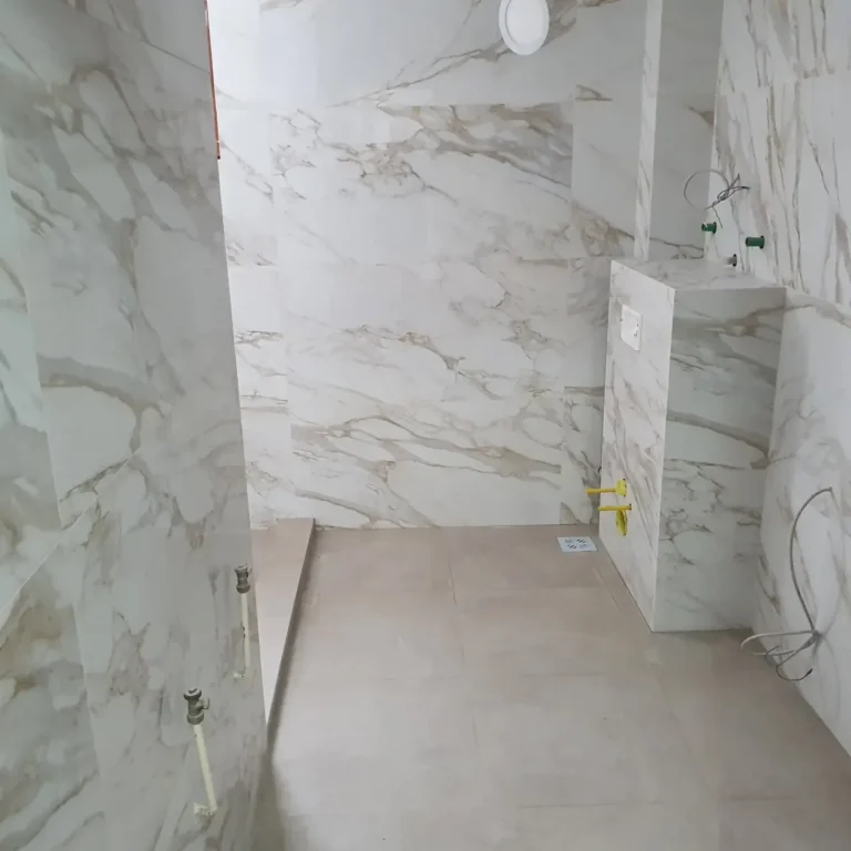 Adaptacija stana u toku, sa detaljno urađenim zidovima i pripremom za završne molerske i podopolagačke radove.