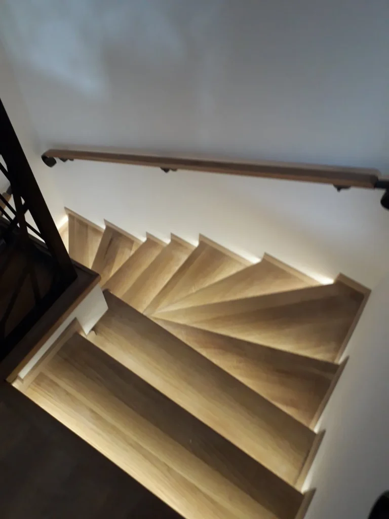 Kompletna adaptacija stana uz postavljanje parketa, nivelaciju podova i ažuriranje elektro instalacija.