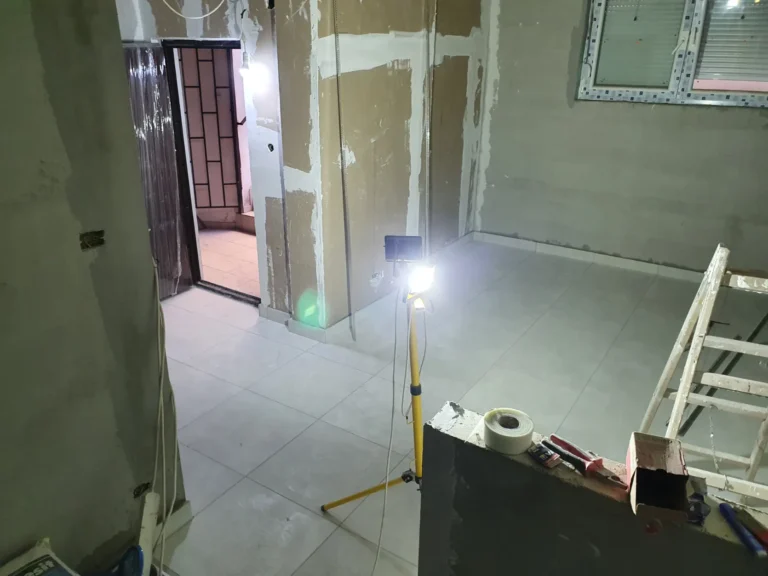 Proces adaptacije stana u Beogradu gde MDexo tim izvodi precizne radove na zidovima, podovima i instalacijama.