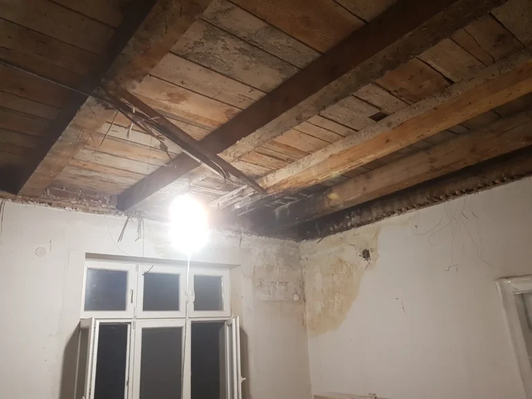 Adaptacija stanova i poslovnih prostora uz profesionalnu zamenu instalacija, gletovanje, krečenje i keramičarske radove.