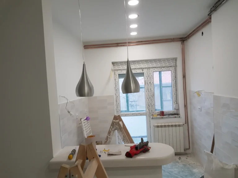 Renoviranje stambenog prostora sa akcentom na modernu estetiku, uključujući nove materijale i savremene tehnike izgradnje.