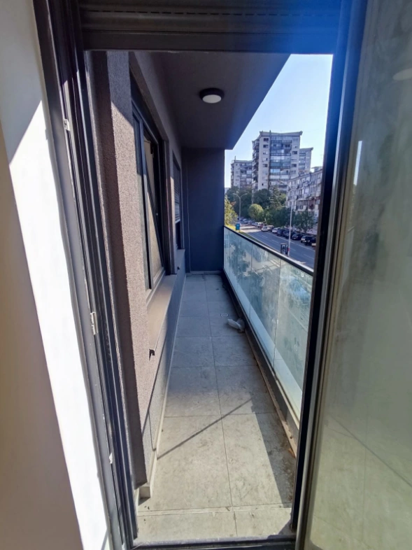 Renoviranje stana ključ u ruke – modernizacija dnevne sobe sa novom stolarijom i savremenim enterijerskim rešenjima.